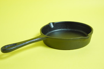a pan, Skillet.  フライパン、スキレット　黄色背景