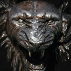 Fototapeta na wymiar Lion grin face, statue