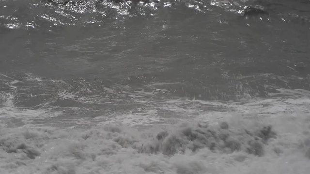 onde fragorose si infrangono sulla spiaggia in una giornata tempestosa  con forti raffiche di vento