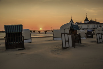 Pier, Seebrücke Ahlbeck im Sonnenaufgang, Blaue Stunde. Bootsanleger. Ostsee, Insel Usedom_006