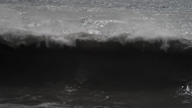 onde fragorose si infrangono sulla spiaggia in una giornata tempestosa  con forti raffiche di vento