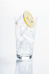 glass with ice and lemon