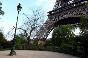 Detalle de la base de la torre Efiffel de París, Francia