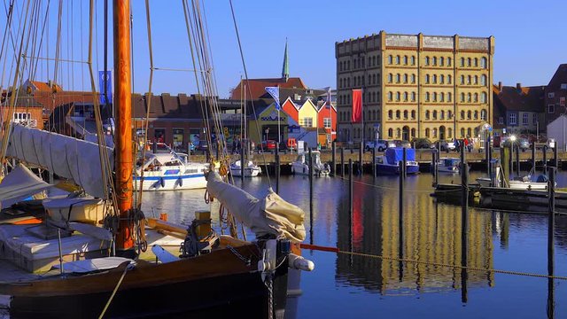Eckernf&ouml;rde Hafen Speicher Hafenbeken Boote und blauer Himmel