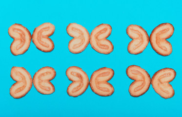 A cookie in the form of a heart lined up