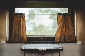 Stare okno w samochodzie osobowym. Pociąg kolei ukraińskich - 201039089