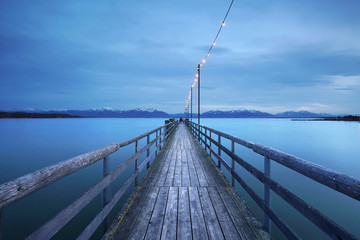 Obraz premium Holzsteg am Alpensee