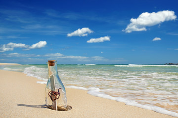 Fototapeta na wymiar geheimnisvolle Flaschenpost am Strand