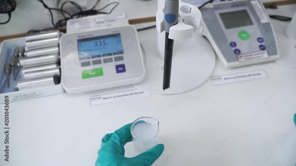 Aufkleber scientist using protective gloves for handling dangerous substances and experiments. clip. testing o
