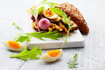 spargel mit ei und salat im brötchen