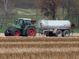 Obraz premium Traktor beim Düngen
