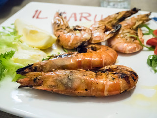 Gamberi alla brace in un ristorante italiano