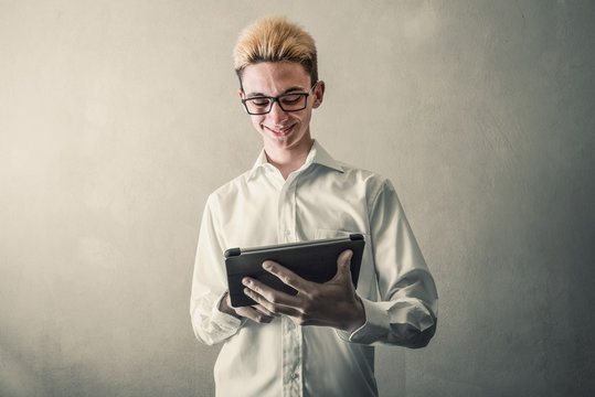 giovane studente che studia con il tablet