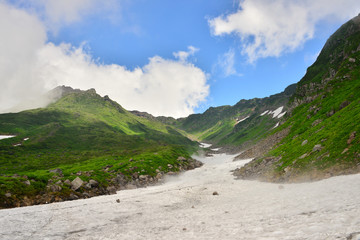 Fototapeta na wymiar 鳥海山「千蛇谷」の雪渓
