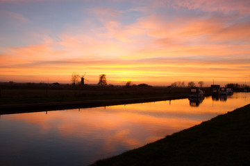 Naklejka premium Thurne River Cut Sunset