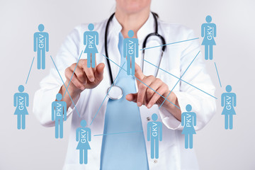 Arzt vor einer virtuellen Wand mit PKV und GKV Patienten