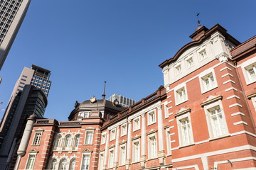 Obraz premium The classic architecture of the Tokyo train station contrasts with modern office building in the buisiness district of Marunouchi in Tokyo