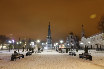 Fototapeta premium MALOYAROSLAVETS, RUSSIA - DEC. 2015: The Night Maloyaroslavets. Central square 
