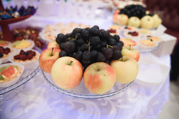 Naklejka na ściany i meble Apples and Grape in Glass Bowl