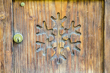 Flocon de neige sculpté dans du bois