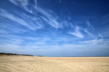 Fototapeta na wymiar Nordeseestrand mit strahlend blauem Himmel
