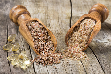 Crushed flax seeds and oil capsules - Linum usitatissimum