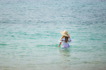 Fototapeta na wymiar Asian girl in the sea