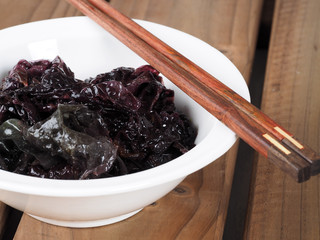 Nori Seaweed – Alga Nori	

Edible seaweed of the red algae. Binomial name: Porphyra Umbilicalis. It is used in dried sheets to wrap the sushi.