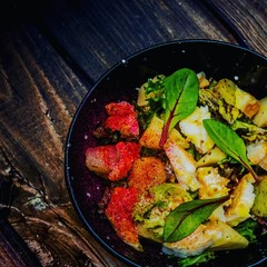 Салат с копченым судаком и карамельных соусом.