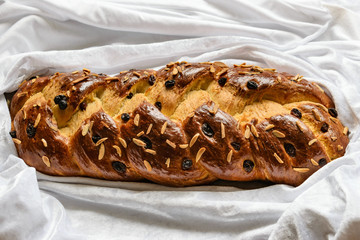 Hefezopf mit Rosinen