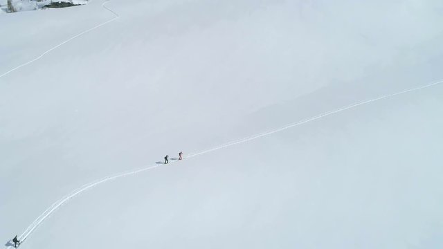 Aerial 4K - Escursionismo in alta montagna con sci