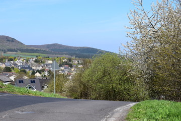 abschüssige Straße