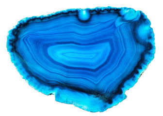 Erstaunlicher blauer Achat-Kristallquerschnitt lokalisiert auf weißem Hintergrund. Natürliche durchscheinende Achatkristalloberfläche, blaue abstrakte Strukturscheibe Mineralstein Makro Nahaufnahme