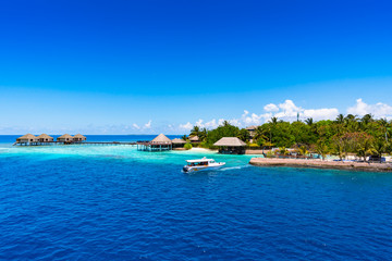 モルディブのリゾートと船