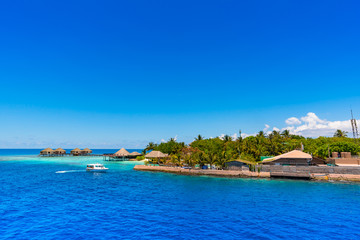 モルディブのリゾートと船