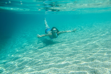 Obraz premium Woman swimming underwater