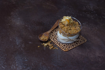 десерт морковно- ореховый на коричневом фоне