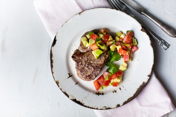 Rinderfilet mit Tomaten-Avocado-Salat