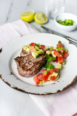 Rinderfilet mit Tomaten-Avocado-Salat