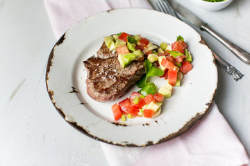 Rinderfilet mit Tomaten-Avocado-Salat