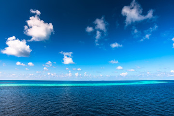 モルディブの青い海と空