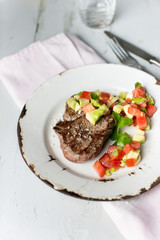 Rinderfilet mit Tomaten-Avocado-Salat