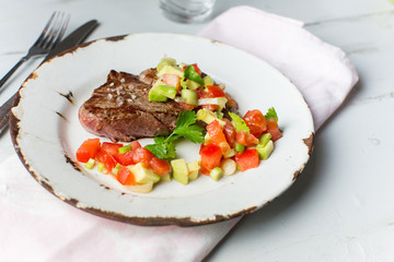 Rinderfilet mit Tomaten-Avocado-Salat