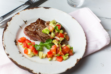Rinderfilet mit Tomaten-Avocado-Salat