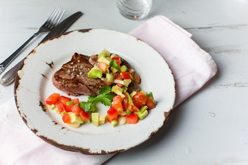 Rinderfilet mit Tomaten-Avocado-Salat