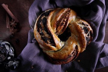 домашняя булочка с изюмом,корицей и орехами