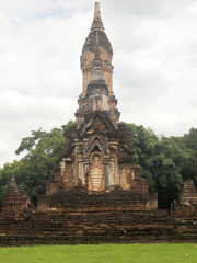 Obraz premium Ruins of ancient temples at Sukhothai Historical Park, Thailand