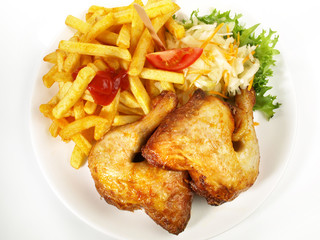Grillhähnchenkeulen mit Pommes Frites