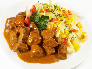 Kalbsgulasch mit Nudeln
