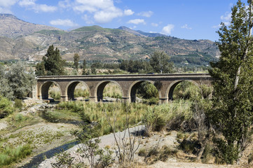 Fototapeta na wymiar Puente sobre un río